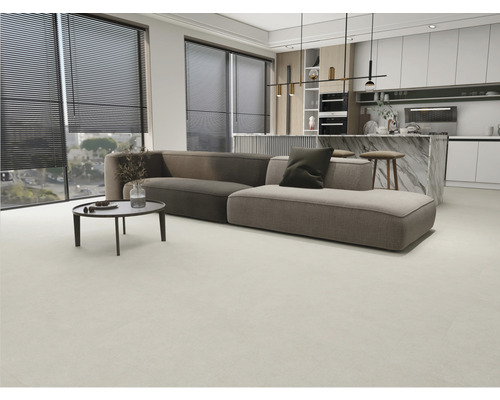 Helles Wohnzimmer mit Sofa, Couchtisch und Jalousien