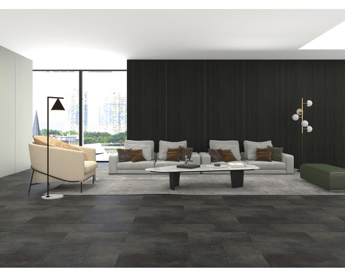 Heller Wohnraum mit Sofa, Sessel, Couchtisch und Stehlampen