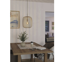 Esszimmer mit Holztisch, Dekoration und einer hölzernen Pendelleuchte