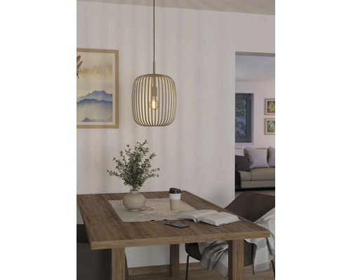 Esszimmer mit Holztisch, Dekoration und einer hölzernen Pendelleuchte