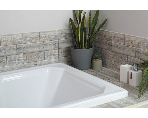 Selbstklebende Wandfliesen Wall Tiles Rustic Oak 30,5x30,5 cm 6 St. Badezimmer Szene mit weißer Badewanne, Wandpaneelen in Holzoptik und dekorativen Pflanzen