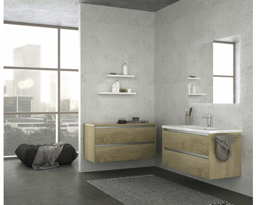 Modernes Badezimmer mit Waschtischunterschrank, Spiegel und Ablageregalen.