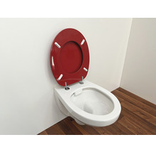 Wandhängendes WC mit rotem Toilettensitz