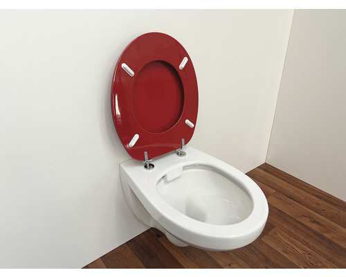 Wandhängendes WC mit rotem Toilettensitz