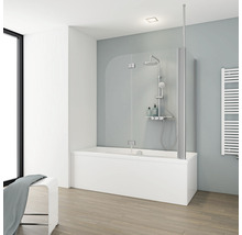 Badezimmer mit Badewanne, Duschabtrennung aus Glas und Handtuchwärmer