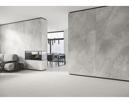 Modernes Wohnzimmer mit Fliesen in Steinoptik, Kamin und Essbereich