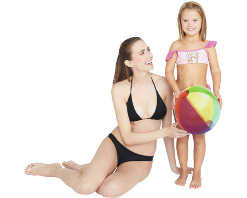 Mutter und Tochter mit einem Strandball