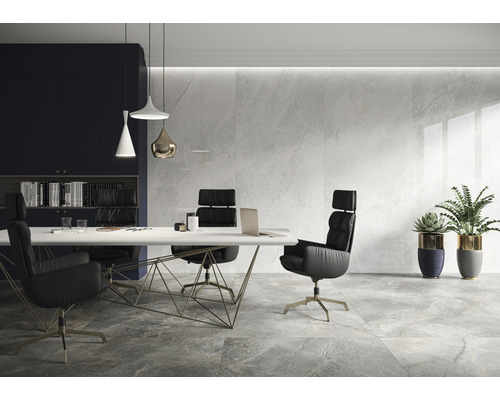 Modernes Büro mit Fliesenboden in Marmoroptik, Schreibtisch und Bürostühlen