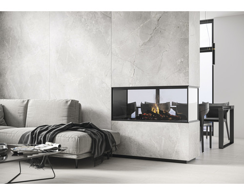 Wohnzimmer mit Couch, Tisch und Kamin