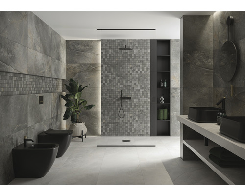 Modernes Badezimmer mit grauen Fliesen, schwarzem Bidet, Toilette, Waschbecken und Regendusche.