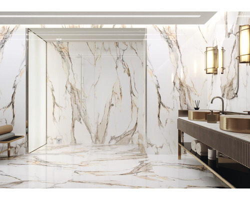 Modernes Badezimmer mit Marmorfliesen, Dusche und Waschtisch