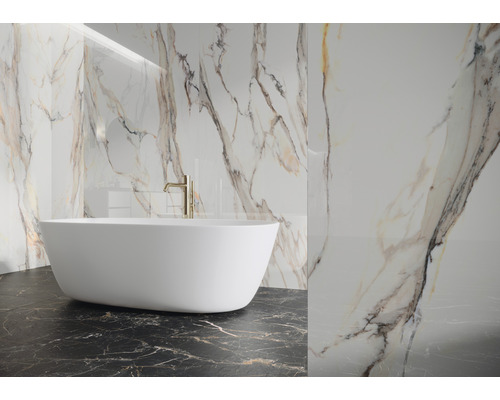 Modernes Badezimmer mit freistehender Badewanne, Marmorwänden und dunklem Marmorboden.