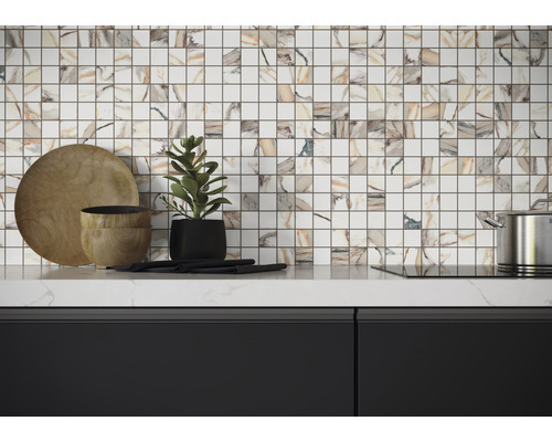 Detailaufnahme einer Küche mit Mosaikfliesen in Marmoroptik als Fliesenspiegel