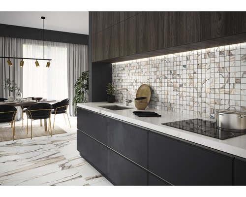 Moderne Küche mit Mosaikfliesen, Küchenzeile und Essbereich