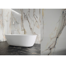 Badezimmer mit Badewanne, Armatur und Fliesen in Marmoroptik