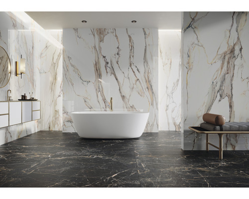 Helles Badezimmer mit Badewanne, Waschtisch und Marmorfliesen