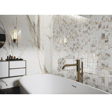 Helles Badezimmer mit Badewanne, Waschtisch und Fliesen in Marmoroptik