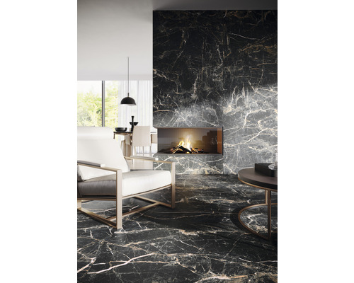 Wohnzimmer mit schwarzem Marmorboden und Kamin
