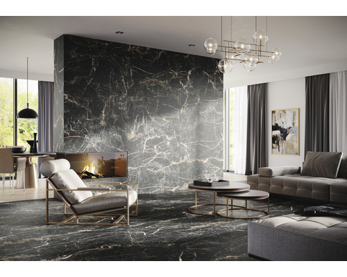 Modernes Wohnzimmer mit Boden und Wandfliesen in Marmoroptik, Kamin, Sessel und Sofa.