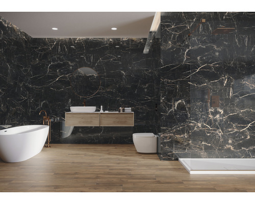 Modernes Badezimmer mit Badewanne, Waschtisch, Toilette, Dusche und Fliesen in Marmoroptik