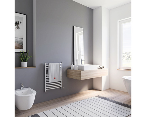 Badezimmer mit Handtuchwärmer, Waschbecken, Spiegel und Bidet