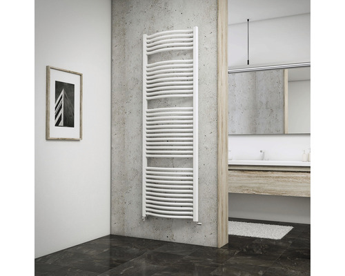 Badezimmer mit weißem Handtuchwärmer an der Wand