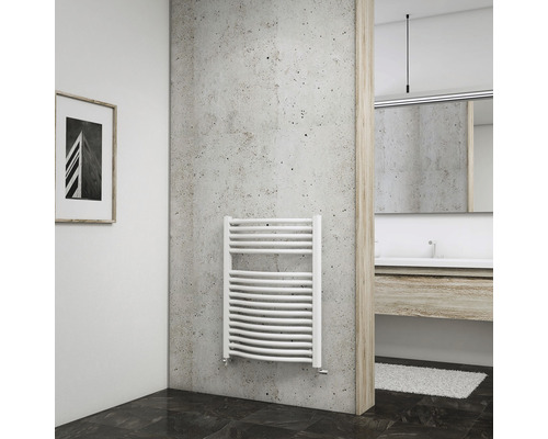 Modernes Badezimmer mit weißem Handtuchwärmer an der Wand