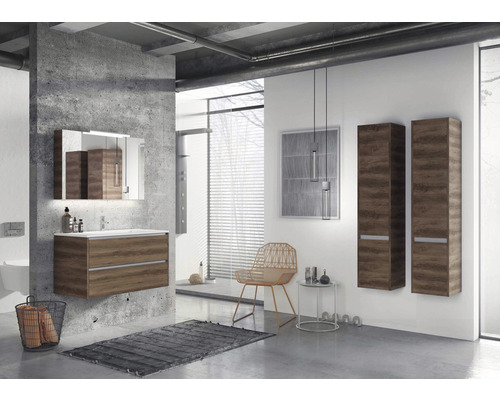 Modernes Badezimmer mit Waschtisch, Spiegelschrank und Hochschränken in Holzoptik