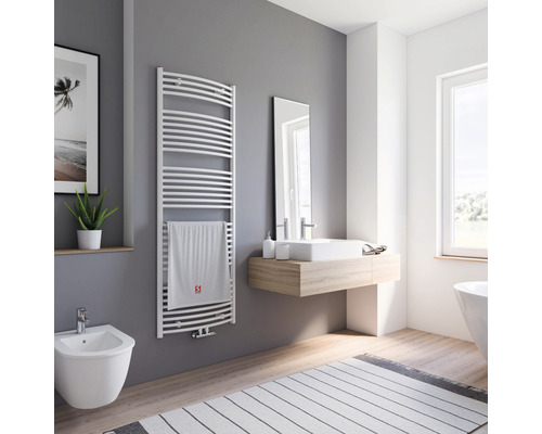 SCHULTE Badheizkörper Europa 1700x600 mm alpinweiß mit Mittelanschluss Modernes Badezimmer mit Handtuchwärmer, Waschtisch, Spiegel und Bidet.
