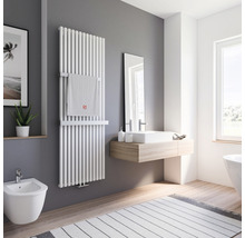 Helles Badezimmer mit Handtuchheizkörper, Waschtisch, Spiegel und Bidet