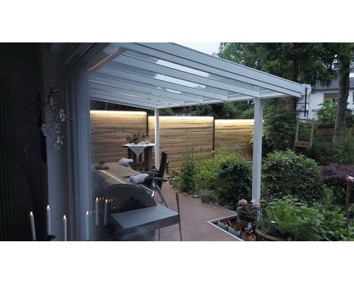 Terrasse mit Terrassenüberdachung, Grill und Gartenmöbeln