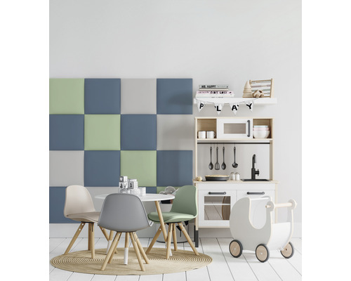 Kinderspielzimmer mit Akustikpaneelen, Tisch, Stühlen, Spielküche und Spielzeugkinderwagen