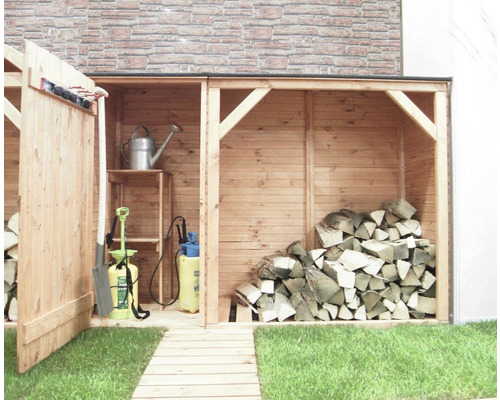 Holzlager mit Holz, Gartengeräten, Gießkanne und Regalen