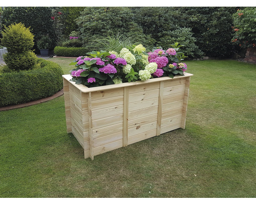 Holzpflanzkasten mit blühenden Hortensien im Garten