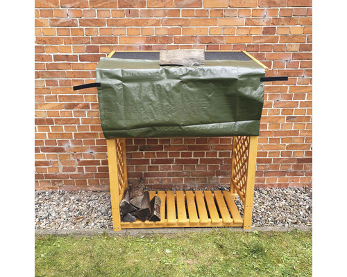 Holzlagerregal mit Holz und Abdeckplane vor einer Ziegelwand