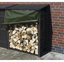 Holzlager mit Brennholz unter Plane