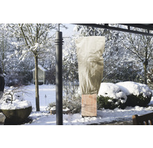Winterlandschaft mit Pflanzenschutzsack zum Schutz von Pflanzen vor Frost