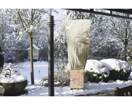 Winterlandschaft mit Pflanzenschutzsack zum Schutz von Pflanzen vor Frost