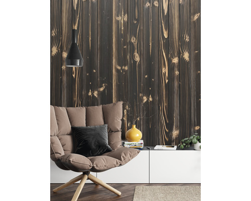 Wohnzimmer mit Sessel, Stehlampe und Holzvertäfelung