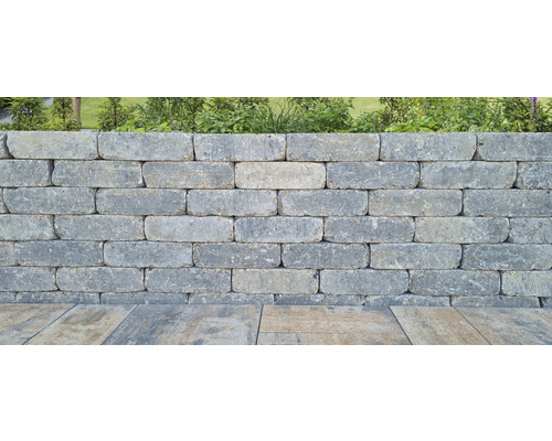 Mauer aus grauen Mauersteinen mit Bepflanzung