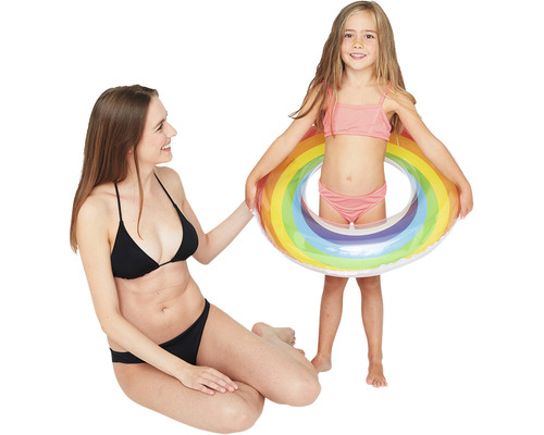 Mutter und Tochter mit aufblasbarem Schwimmreifen im Regenbogen Design