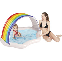 Aufblasbares Kinderplanschbecken mit Regenbogen-Sonnenschutz und zwei Personen