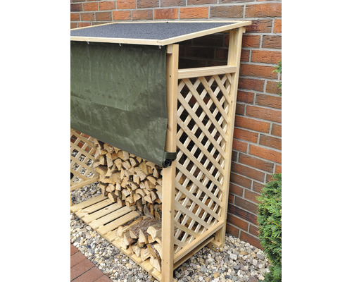 Holzlager mit Gitterwand, Dach und Plane zur Lagerung von Brennholz