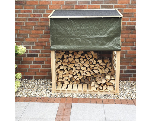 Holzlager aus Holz mit Plane und gefülltem Brennholz
