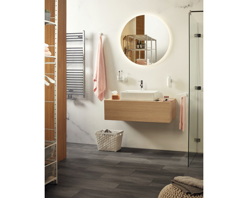 Helles Badezimmer mit Waschtisch, Spiegel, Handtuchheizkörper und Regalsystem für Badezimmeraccessoires