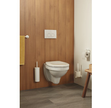 Modernes Badezimmer mit wandhängendem WC, WC-Bürste, Toilettenpapierhalter und Holzverkleidung