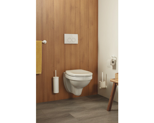 Modernes Badezimmer mit wandhängendem WC, WC-Bürste, Toilettenpapierhalter und Holzverkleidung