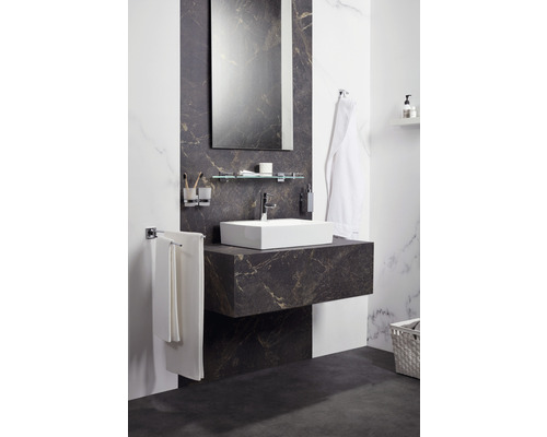 Modernes Badezimmer mit Waschtisch, Spiegel und Accessoires.