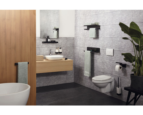 Modernes Badezimmer mit Waschbecken, Toilette, Spiegel und Accessoires