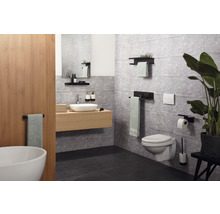 Modernes Badezimmer mit Waschtisch, Toilette und Accessoires.